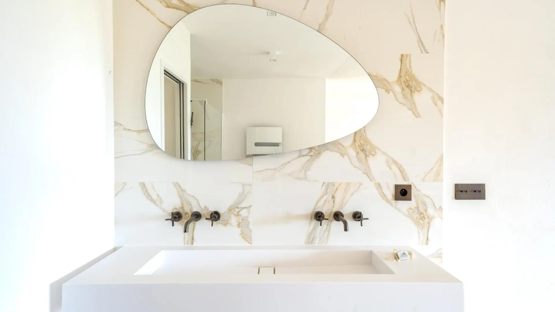 Mas Du Loriot Bed & Breakfast Murs