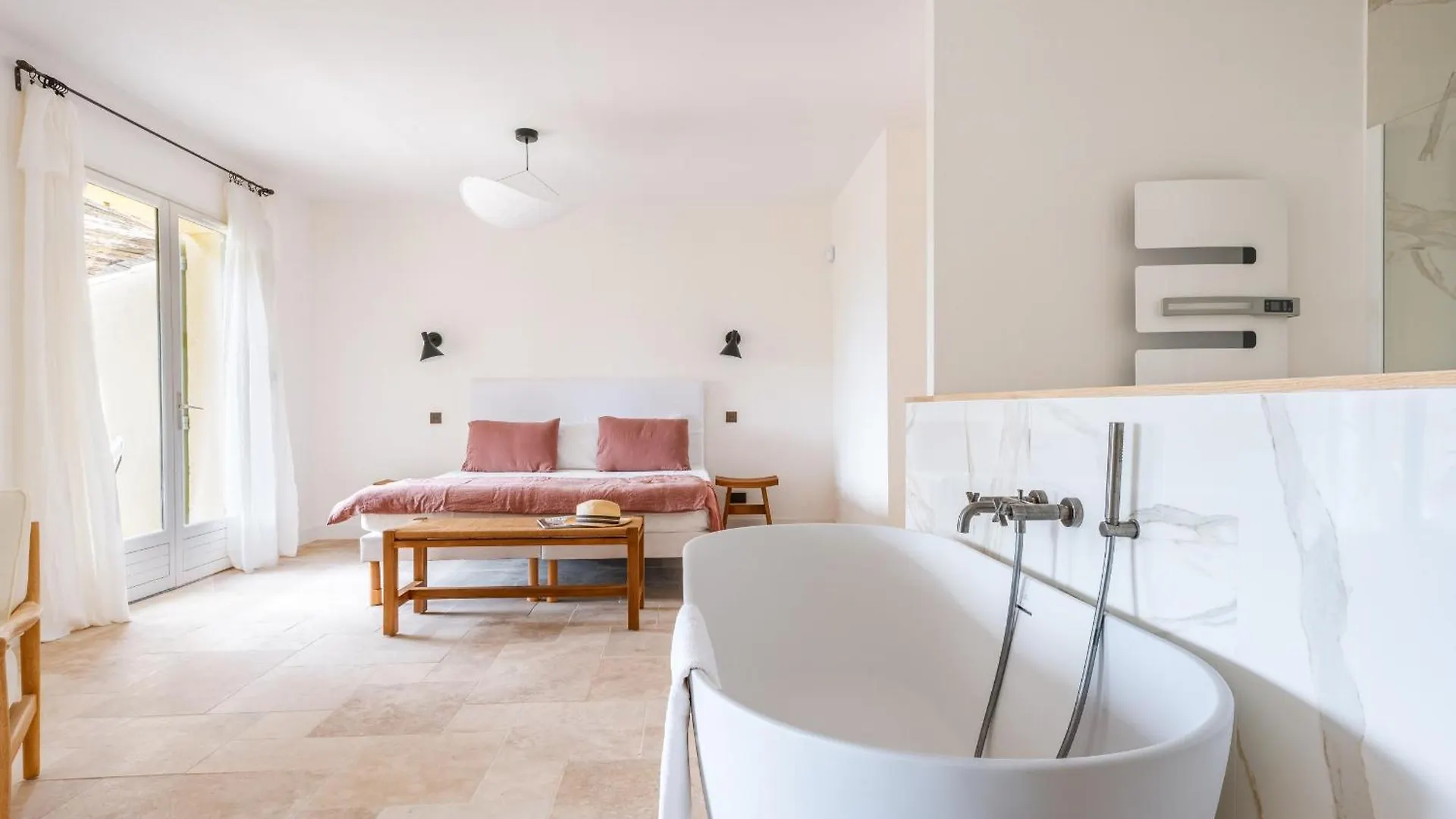 Mas Du Loriot Bed & Breakfast Murs